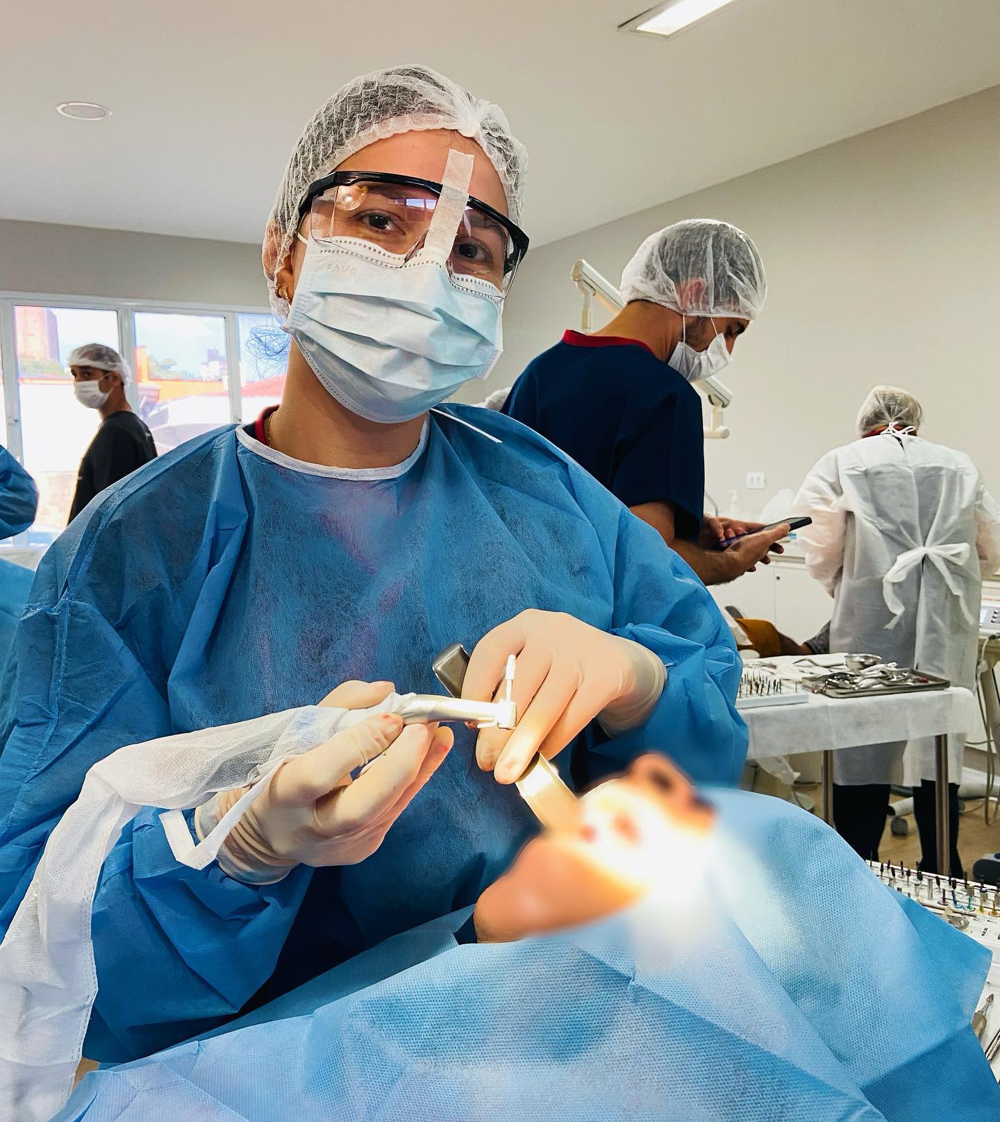 Dra. Emanuella realizando procedimento cirúrgico