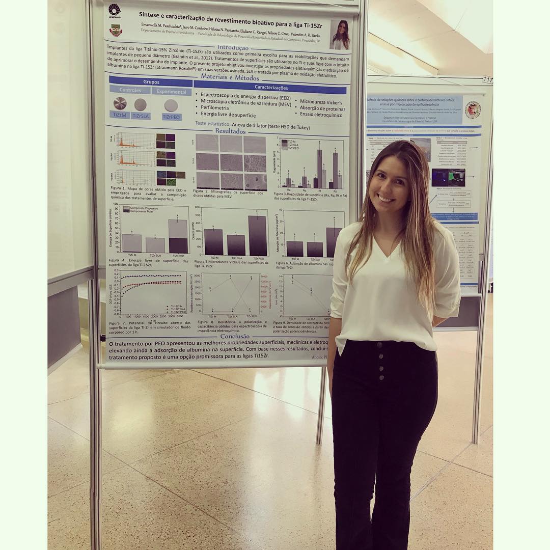 Dra. Emanuella apresentando pesquisa em congresso