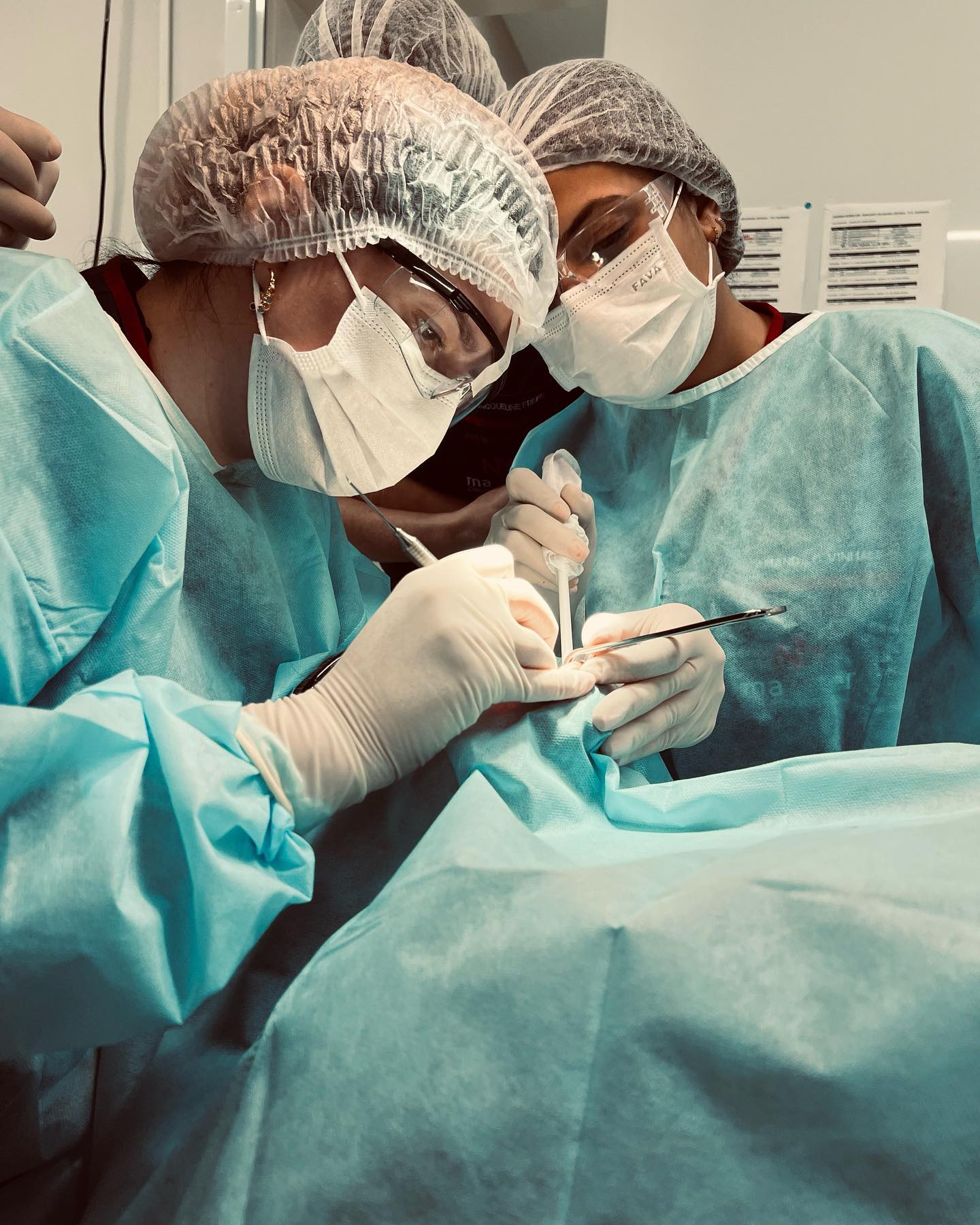 Equipe realizando procedimento